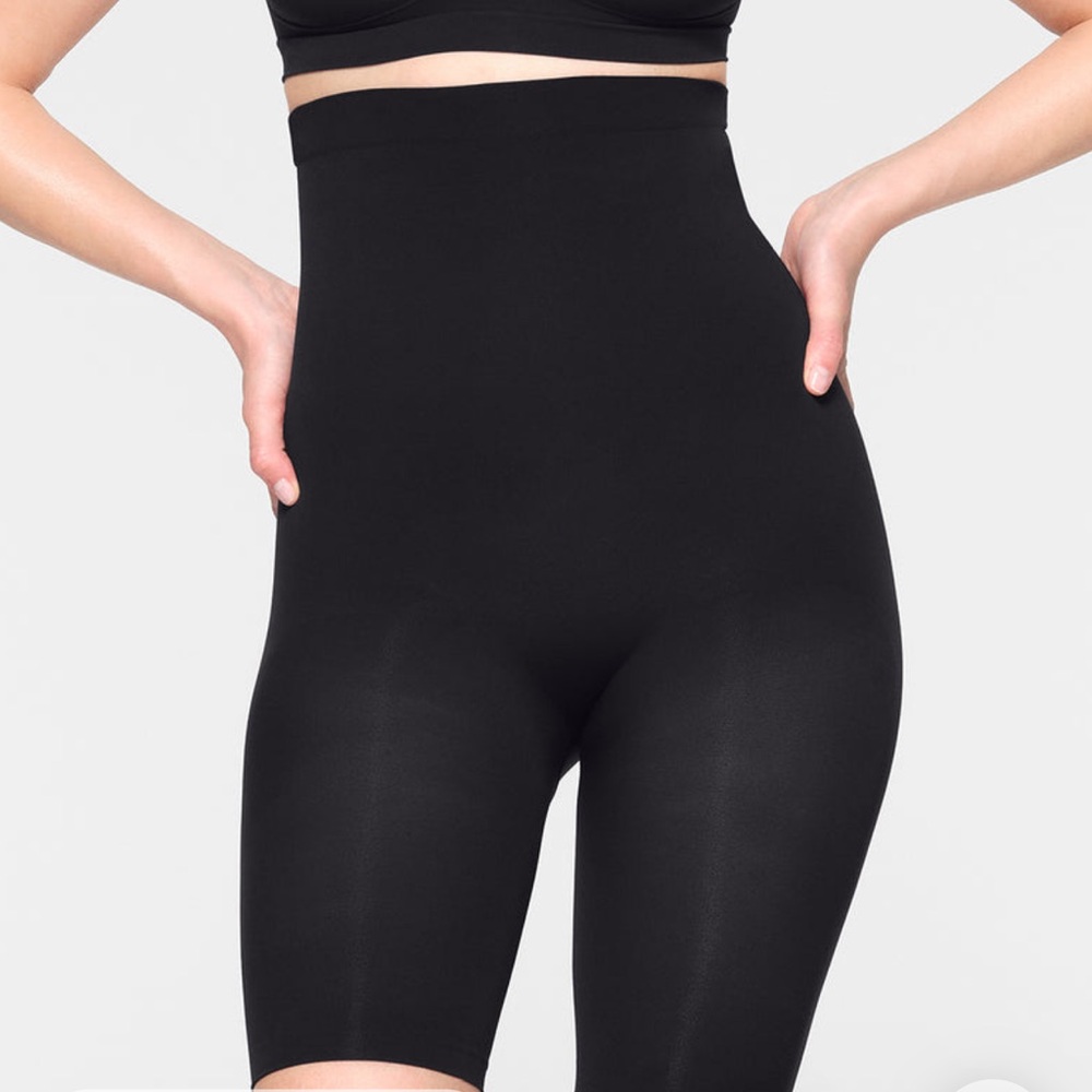 SKIMS High-Waisted above knee sculpting short